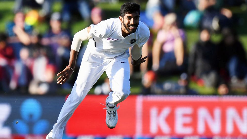 ১৫৩ রানে সাত উইকেট পড়ে গিয়েছিল নিউজিল্যান্ডের। দ্বিতীয় সেশনে খেলা শুরুর পর ১১ রানের মধ্যে ফিরে গিয়েছিলেন ওয়াটলিং (০) ও টিম সাউদি (০)। যশপ্রীত বুমরার বলে একই ওভারে পর পর ফেরেন দু’জনে। ফলে, আরও চাপ বাড়ল নিউজিল্যান্ডের উপর।