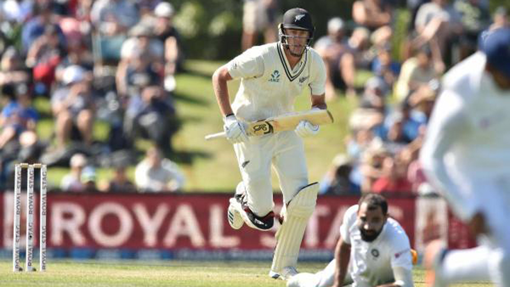 আর এখানেই প্রথম টেস্টের পুনরাবৃত্তি ঘটল। ফের কিউয়ি টেলএন্ডাররা হতাশ করে চললেন কোহালির দলকে। শেষ তিন উইকেটে ৮২ রান যোগ করল নিউজিল্যান্ড। যার বেশির ভাগই এল কাইল জেমিসনের ব্যাট থেকে। তিনি করলেন ৪৯। ফলে, বড় লিড নেওয়া গেল না।