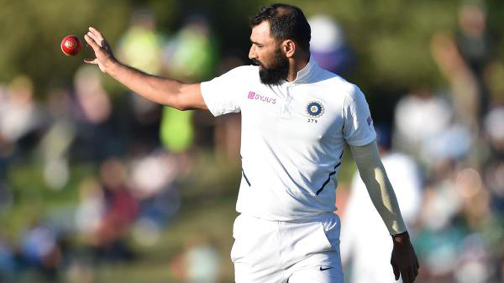 ৭ রানের লিড পেয়েছিল ভারত। অথচ, একসময় মনে হয়েছিল, লিড বেশ ভালই হবে। দু’শো রানের কমে নিউজিল্যান্ডকে আউট করার মতো পরিস্থিতি ছিলও। কিন্তু শেষরক্ষা হল না। ভারতীয় বোলারদের মধ্যে সফলতম মহম্মদ শামি। তিনি নিলেন চার উইকেট।