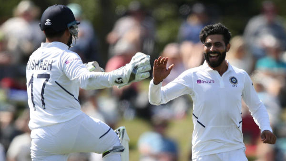 জাডেজা অবশ্য দুটো অসাধারণ ক্যাচও নিলেন। যে ভাবে কার্যত উড়ে গিয়ে এক হাতে এই ক্যাচ তিনি নিয়েছেন, তা চোখ কপালে তোলার মতোই। এর পর নেটদুনিয়ায় তাঁকে ‘সুপারম্যান’ বলা হচ্ছে। ক্যাচ দেখে ধারাভাষ্যকাররাও বলে ওঠেন, সর্বকালের অন্যতম সেরা ক্যাচটি নিলেন জাডেজা।