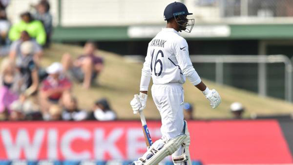 দ্বিতীয় ইনিংসে ভারতের শুরুটা ভাল হয়নি। দ্বিতীয় ওভারেই ফেরেন ময়াঙ্ক আগরওয়াল। ট্রেন্ট বোল্টের বলে ৩ রানে এলবিডব্লিউ হন তিনি। প্রথম ইনিংসে মাত্র ৭ রান করেছিলেন ময়াঙ্ক। দুই ইনিংস মিলিয়ে এই টেস্টে ময়াঙ্ক করলেন মাত্র ১০।