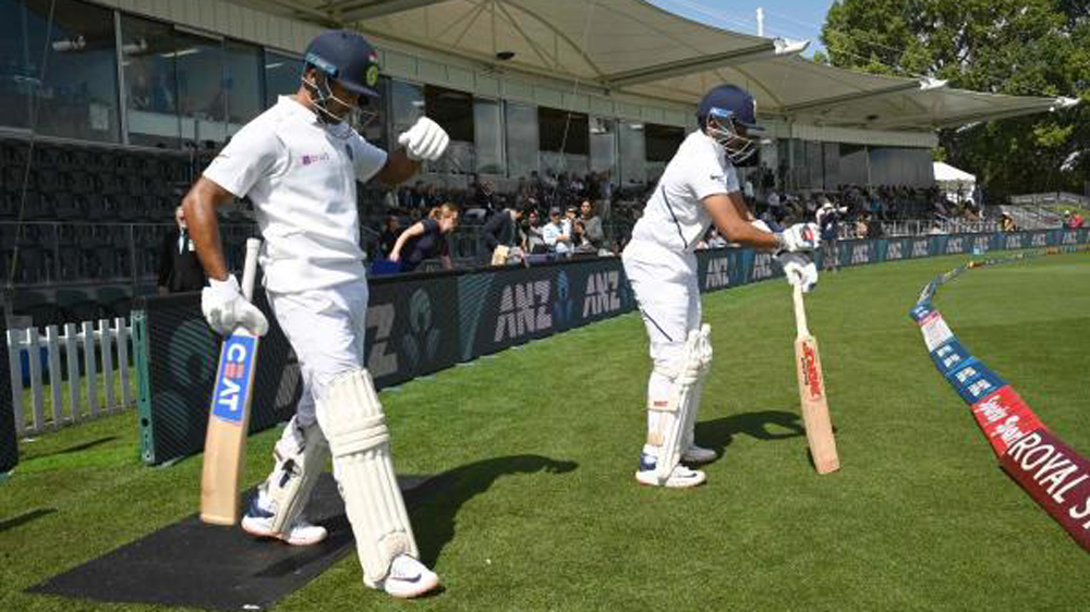 পৃথ্বী শ প্রথম ইনিংসে হাফ-সেঞ্চুরি করেছিলেন। কিন্তু, দ্বিতীয় ইনিংসে বড় রান পেলেন না তিনিও। ১৪ রানে টিম সাউদির বাউন্সারে যে ভাবে আউট হলেন, তা তাঁর টেকনিক নিয়েও প্রশ্ন তুলে দিল। ২৬ রানের মধ্যে ড্রেসিংরুমে ফিরে গিয়েছিলেন দুই ওপেনার।