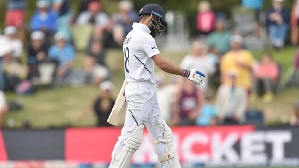 বিরাট কোহালি ব্যাট হাতে ফের ব্যর্থ হলেন এ দিন। এই সফরে মাত্র একটাই পঞ্চাশ করেছেন তিনি। দুঃসময় অব্যাহত থাকল রবিবার সফরের শেষ ইনিংসেও। ১৪ রানে গ্র্যান্ডহোমের বলে এলবিডব্লিউ হলেন তিনি।