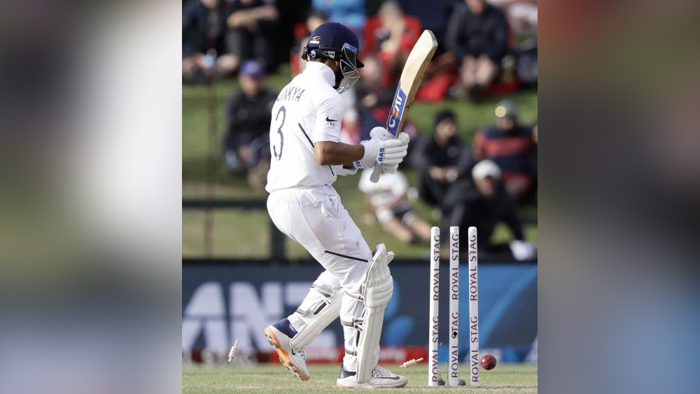 দলীয় ৫১ রানে তৃতীয় উইকেট পড়ার পর চতুর্থ উইকেট পড়ল ৭২ রানে। নীল ওয়্যাগনারের বলে অদ্ভুত ভাবে খেলে স্টাম্পে টেনে আনলেন আজিঙ্ক রাহানে। ৪৩ বলে তিনি করলেন ৯। যখন মনে হচ্ছিল পূজারা-রাহানে জুটি ক্রিজে জমে গিয়েছেন, তখনই বোল্ড হলেন ভারতের সহ-অধিনায়ক।