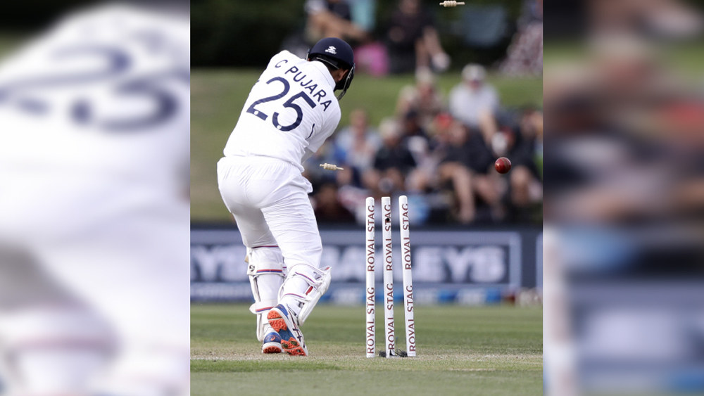 এর পর ফিরলেন চেতেশ্বর পূজারাও। রাউন্ড দ্য উইকেট থেকে বোল্টের বাঁক খাওয়ানো ডেলিভারিতে বোল্ড হলেন তিনি। যা প্রশ্নের মুখে দাঁড় করাল পূজারার টেকনিককেও। ৮৮ বলে ২৪ করে ফিরলেন তিনি। ৮৪ রানে পড়ল পঞ্চম উইকেট।