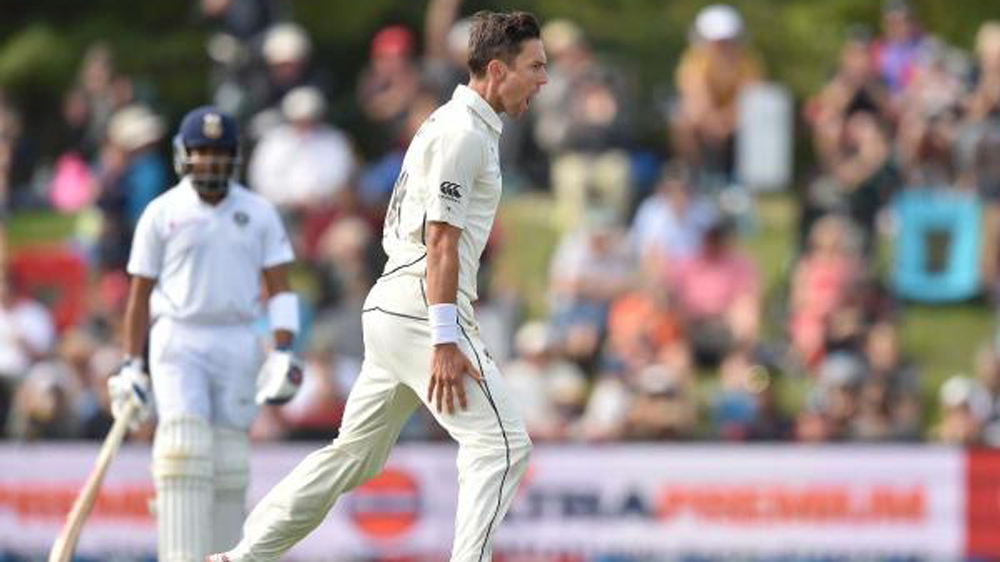 ষষ্ঠ উইকেট পড়ল ৮৯ রানে। ছয় নম্বরে নৈশপ্রহরী উমেশ যাদবকে নামিয়েছিল ভারত। কিন্তু তা কাজে এল না। ১ রান করে বোল্টের বলে বোল্ড হলেন তিনি।