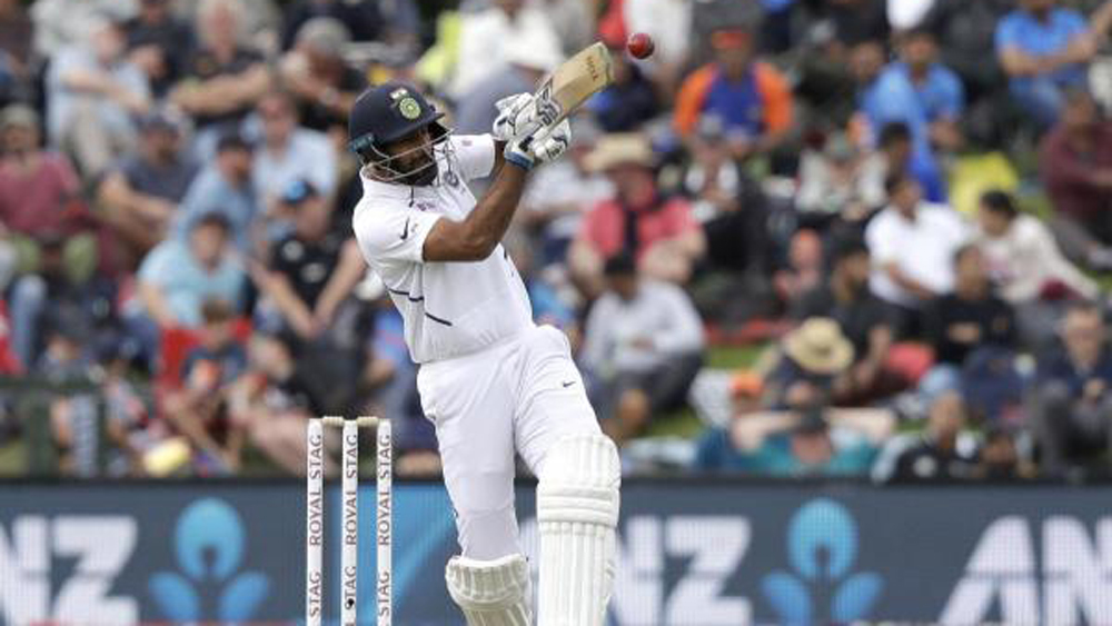 দিনের শেষে ছয় উইকেটে ৯০ তুলেছে ভারত। ক্রিজে আছেন হনুমা বিহারী (৬) ও ঋষভ পন্থ (১)। ৯৭ রানে এগিয়ে রয়েছে টিম ইন্ডিয়া। সোমবার লিড বাড়াতে না পারলে হোয়াইটওয়াশের খাঁড়া মাথার উপর কিন্তু ঝুলছেই। ছবি: এএফপি, রয়টার্স।