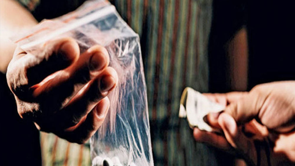 ২০০১ সালের ৫ মে নার্কোটিক বিভাগের কাছে খবর আসে, মুম্বইয়ের জুহুতে একটি ড্রাগ ডিল হতে যাচ্ছে। ওই দিন সূত্রের খবর অনুযায়ী, সাধারণ পোশাকে পুলিশ এক ব্যাঙ্কের এটিএমের কাছে পৌঁছে যায়। রাত ১টা নাগাদ সেখানে একটি গাড়ি পৌঁছয়।