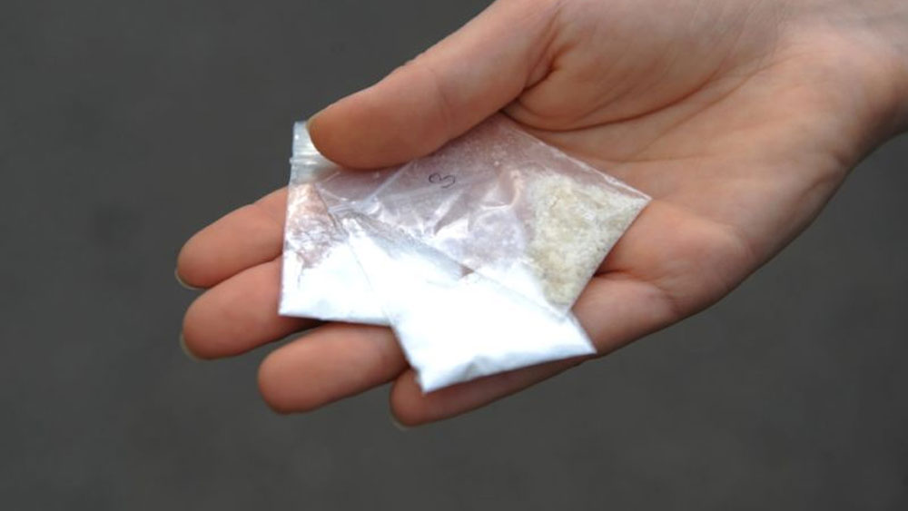 এক ব্যক্তি গাড়ি থেকে নেমে এটিএমে যান। তার ঠিক পরেই আরও এক ব্যক্তি ওই এটিএমে ঢোকেন। পুলিশ তখনই গিয়ে তাঁদের দু’জনকেই ধরে ফেলে। দেখা যায়, তাঁদের মধ্যে একজন ফারদিন খান। আর দ্বিতীয় জন ছিলেন একজন ড্রাগ পেডলার। যিনি বলিউডে ড্রাগ সরবরাহ করে থাকেন।