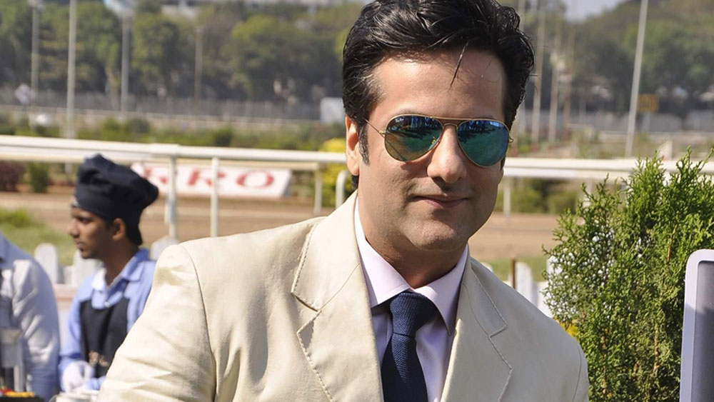 কেরিয়ার প্রায় শেষ হতে বসেছিল ফারদিনের। তুমুল বিতর্ক শুরু হয় তাঁকে ঘিরে। বাবার কৃপায় ফের এক বার কেরিয়ার শুরু করার চেষ্টা করেন ফারদিন খান। ফিরোজ খানের প্রযোজনায় ‘জনাসিন’ ফিল্ম করেন। ফিল্মের নায়িকা ছিল সেলিনা জেটলি। সে সময় সেলিনার সঙ্গে সম্পর্কেও জড়িয়ে পড়েন তিনি।