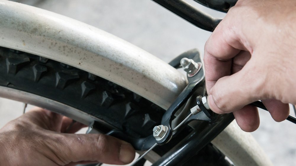 বয়স আর শোকের ভারে বলবীর তখন প্রায় স্তব্ধ। আর পারলেন না সাইকেল সারানো, টায়ার মেরামতির কাজ। ভাবলেন, ছোট ছেলে যা করতেন, সেটাই করবেন। ওমলেট বানাবেন। শিখেছিলেন ছেলেকে দেখেই। বছর তিনেক আগে সেই শুরু। (ছবি: শাটারস্টক)