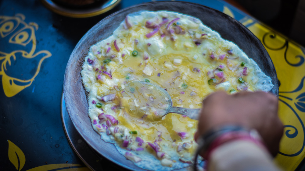 তার পর থেকে সেই ওমলেটের দোকানের চেনা বৃত্তেই ঘুরছে বৃদ্ধের জীবন। রোজ দুপুর থেকে গভীর রাত অবধি খোলা থাকে তাঁর দোকান। পাউরুটি-ওমলেট ছাড়াও পাওয়া যায় ডিমসিদ্ধ এবং পোচ।  (ছবি: শাটারস্টক    )