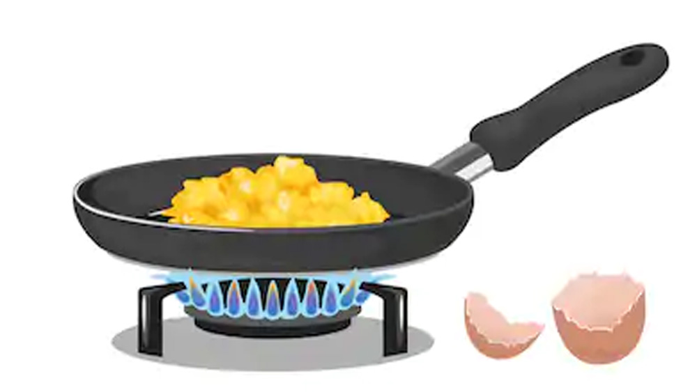 তবে তাঁর হাতের স্বাদ পেতে মানতে হবে কিছু শর্ত। তিনি ঢিমে আঁচে দেশি ঘিয়ে ডিম ভাজেন। খাবার তৈরি করতে সময় লাগে। তাই তাঁর দোকানে খেতে গেলে হাতে সময় নিয়ে যেতে হবে। তাড়াহুড়ো করলে হবে না, আগেই জানিয়ে দেন বলবীর। (ছবি: শাটারস্টক )