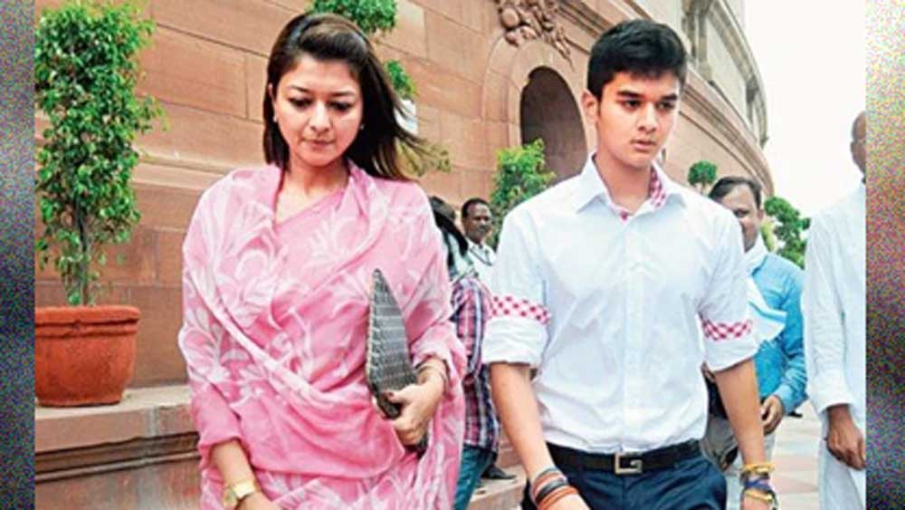 ২০০২ থেকে ২০১৯ পর্যন্ত গুণা লোকসভা কেন্দ্রে তাঁর জয়ের পিছনে স্ত্রী প্রিয়দর্শিনীর অবদান কিছু কম ছিল না।