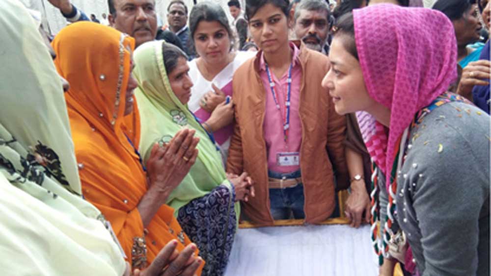 দলীয় কর্মীদের সঙ্গেও বৈঠক করে তাঁদের মনোবল ধরে রাখতে সাহায্য করতেন প্রিয়দর্শিনী। দলের প্রতি তাঁর নিষ্ঠা দেখে অনেকেই ভেবেছিলেন, তিনিও বুঝি সক্রিয় রাজনীতিতে যোগ দেবেন। তবে এখনও তেমন কিছু ঘোষণা করেননি প্রিয়দর্শিনী রাজে সিন্ধিয়া।