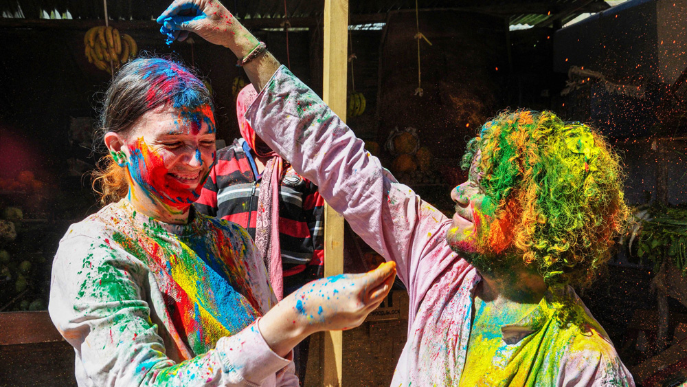 বাংলা-সহ পূর্ব ভারতের বাইরে এক বৃহত্তর অংশে রঙের উৎসবের পরিচয় ‘হোলি’। যার সঙ্গে জড়িয়ে আছে পৌরাণিক অনুসঙ্গ।