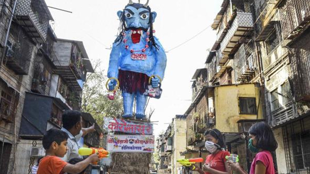 ভাগবৎপুরাণে বলা হয়েছে, বোন হোলিকাকে ডাকলেন হিরণ্যকশিপু। এক বিশেষ ক্ষমতার অধিকারী ছিলেন হোলিকা। আগুন তাঁর কোনও ক্ষতি করতে পারত না। তিনি জ্বলন্ত অগ্নিকুণ্ডে বসলেন প্রহ্লাদকে কোলে নিয়ে। এ বারেও ভগবান বিষ্ণুর আশীর্বাদে রক্ষা পেলেন ভক্ত প্রহ্লাদ। আগুনে পুড়ে শেষ হয়ে গেলেন হোলিকা।