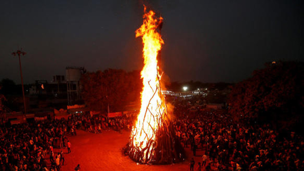 বার বার হিরণ্যকশিপুর ষড়যন্ত্র ব্যর্থ করে প্রহ্লাদকে রক্ষা করেছেন ভগবান বিষ্ণু। পরে তিনি নৃসিংহ বা নরসিংহ অবতারে অবতীর্ণ হয়ে হত্যা করেন হিরণ্যকশিপুকে। পুরাণের হোলিকা-দহনের আখ্যান থেকেই হোলি উৎসব। বাংলার ন্যাড়াপোড়ার মত দেশের অন্যান্য অংশে হয় হোলিকা-দহন। যার অর্থ হল সব অশুভ জিনিসকে পুড়িয়ে পরিবেশকে বিশুদ্ধ করা।