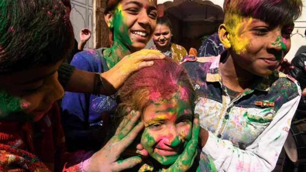 হোলিকা-দহনের দিন পালিত হয় ‘ছোটি হোলি’ অর্থাৎ অল্পবিস্তর রং খেলা। পরদিন মূল ‘হোলি’ উৎসব। যে পার্বণে বাঁধনছাড়া রঙের খেলায় মেতে ওঠেন আপামর মানুষ। বৈচিত্রে ভরা ভারতে হোলি উৎসবের বৈশিষ্ট্যও স্থানভেদে পরিবর্তিত হয়ে যায়। এক এক জায়গায় রংখেলার ধরন এক এক রকম।