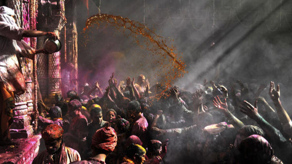 হোলি উৎসবের মূল কেন্দ্র হল ব্রজভূমি বা বৃন্দাবন ও মথুরার বিস্তীর্ণ অংশ। বৃন্দাবনের বাঁকেবিহারী মন্দিরে হোলিকে বলা হয় ‘ফুলহোলি’। খেলার মূল উপকরণ গুলাল তৈরি হয় মূলত ফুলের পাপড়ি আর কেশর দিয়ে। পাশাপাশি, সরাসরি ফুল ব্যবহার করেও এখানে হোলিতে রংখেলা হয়।