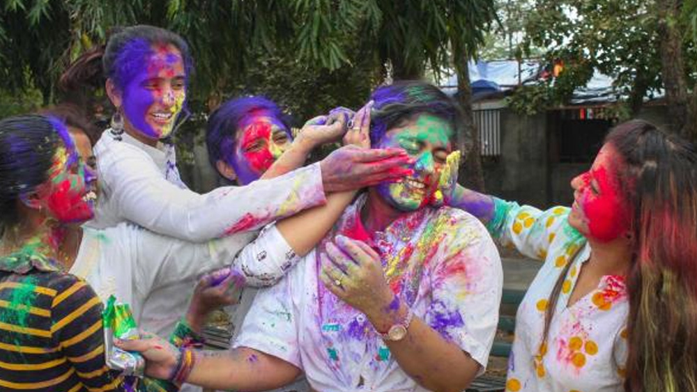 হরিয়ানার বিভিন্ন অংশে প্রচলিত ‘ধুলণ্ডী’ হোলি। প্রাচীন লোকরীতি অনুযায়ী, এ দিন জন্মাষ্টমীর মত মানবপিরামিডের উপর ভর করে ক্ষীর বা ননীর হাঁড়িও ভাঙা হয়।