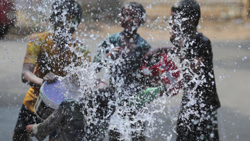 মহারাষ্ট্র, গোয়া এবং মধ্যপ্রদেশের প্রাচীন রীতি হল ‘রংপঞ্চমী’। সাধারণত হোলির পাঁচদিন পরে এই পার্বণে পালিত হয় এই রঙের উৎসব। তাই এর নাম ‘রংপঞ্চমী’। মহারাষ্ট্র ও গোয়ার উপকূলবর্তী অংশে মৎস্যজীবীদের কাছে হোলি ‘শিমগা’ বা ‘শিমগো’ বলেও পরিচিত।