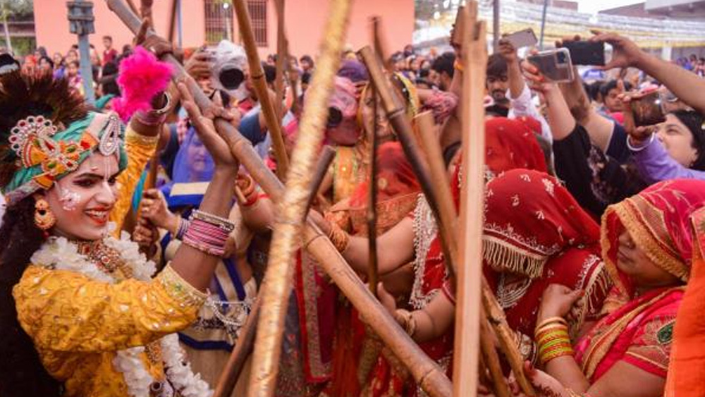 শ্রীরাধিকার জন্মস্থান বলে পরিচিত আজকের উত্তরপ্রদেশের বরসানায় রঙের উৎসব আবার পরিচিত ‘লাথমার হোলি’ নামে। প্রাচীন রীতি অনুযায়ী, আজও হোলির দিন শ্রীকৃষ্ণের গ্রাম নন্দগাঁও থেকে বরসানায় রং খেলতে আসেন যুবকরা।  কিন্তু রাধিকার গ্রামের মেয়েরা ‘প্রতিশোধ’ নেয়। কারণ, রাধিকাকে বরাবরের জন্য ফেলে চলে গিয়েছিলেন শ্রীকৃষ্ণ। সেই ‘অবিচার’-এর প্রতিশোধস্বরূপ বরসানার মেয়েদের কিল, চড়, লাথি বর্ষিত হয় নন্দগাঁও-এর যুবকদের উপর।