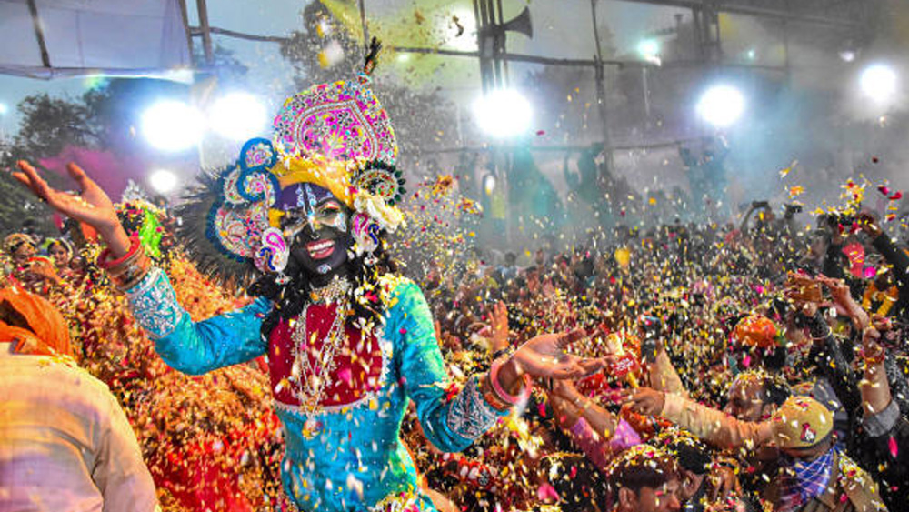 প্রচলিত রীতি মেনে প্রমীলাবাহিনীর প্রহারে বাধা দেন না যুবকরা। তবে আদতে সব মজা ও রসিকতার ছলে হওয়ার কথা হলেও রংখেলার এই ধরন ঘিরে ঝামেলা হওয়ার নজিরও বিরল নয়।