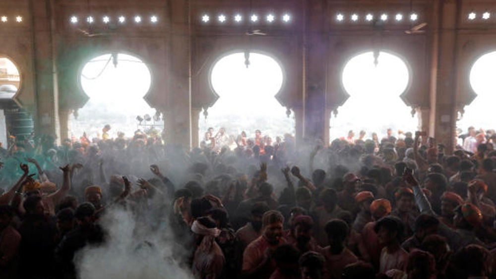 পর দিন পালা বরসানার ছেলেদের। তারা দল বেঁধে যায় নন্দগাঁওতে। না‚ এবার আর লাথালাথি নয়। এবার তাদেরকে পলাশ ফুলের রং থেকে তৈরি ‘কেসুদো’ দিয়ে অভ্যর্থনা জানায় নন্দগাঁও-এর মেয়েরা। অর্থাৎ‚ লাথালাথির হোলির মধুরেণ সমাপয়েৎ হয় পলাশের রঙে।