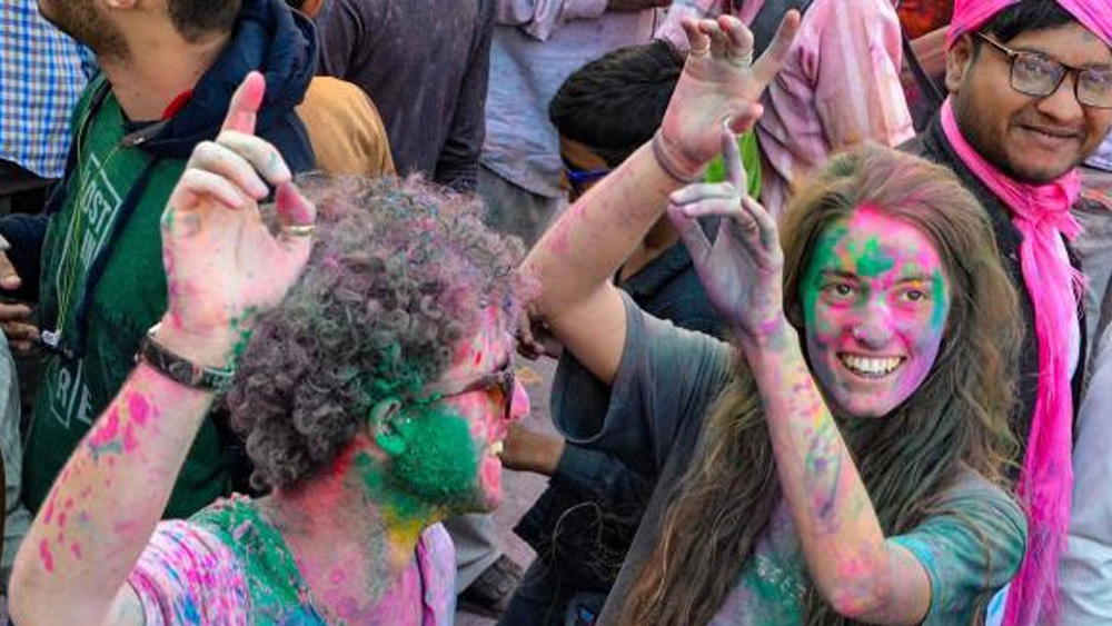 এই কাহিনি মনে রেখে ভারতের দাক্ষিণাত্যে হোলি উৎসব কামদেবকে উৎসর্গ করা হয়। স্থানীয় মানুষের বিশ্বাস, হোলির দিন মহাদেবের কৃপায় নতুন জীবন লাভ করেন কামদেব।