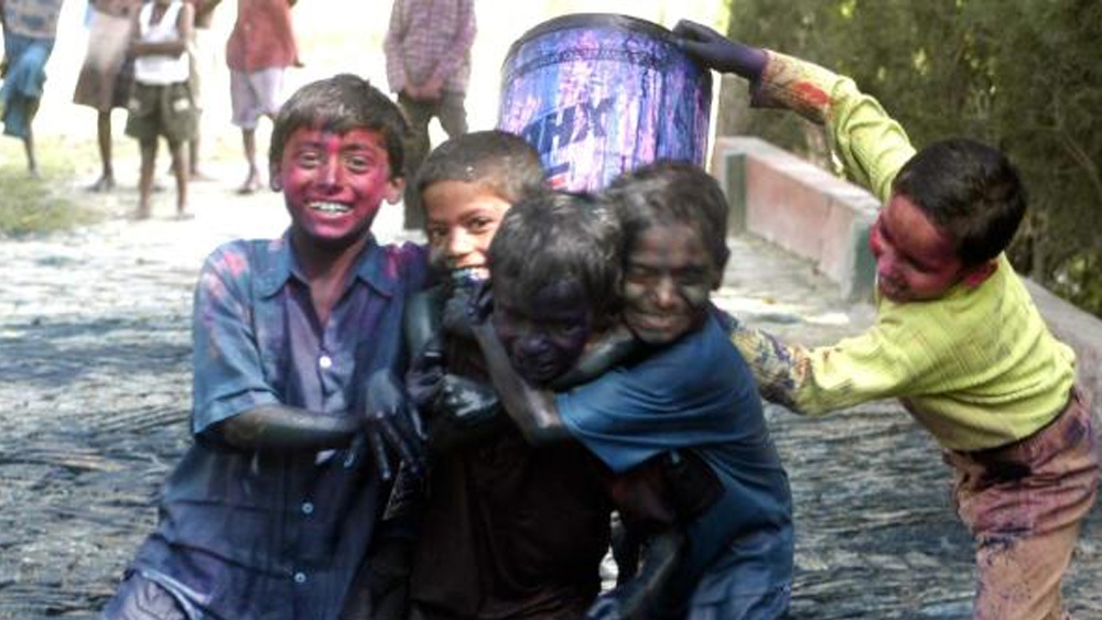 বিহারে আবার হোলিকে বলা হয় ‘ফাগওয়া’ বা ‘ফাগু পূর্ণিমা’। মূলত ফাগ বা আবির থেকেই কথাটি এসেছে। আবার অনেকের মত, ‘পুতনা’ শব্দ থেকে এসেছে ‘ফাগওয়া’। এখানে হোলিকার বদলে রঙের উৎসবের সঙ্গে জড়িয়ে গিয়েছে বালক শ্রীকৃষ্ণের হাতে পুতনা-সংহারের পর্ব।