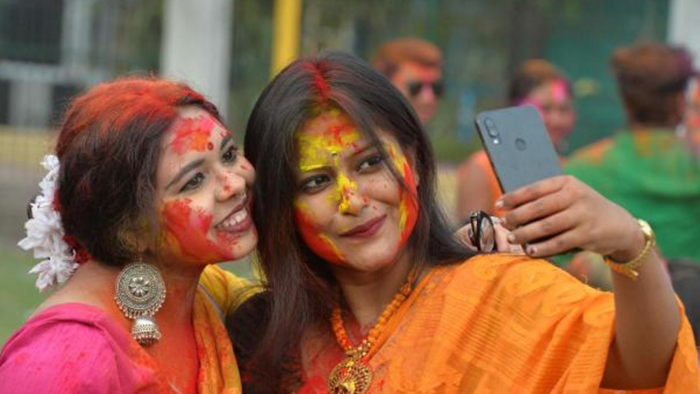 এ ভাবেই দেশের বিভিন্ন প্রান্তে পরিচিত রঙের উৎসব। তবে যে নামেই ডাকা হোক না কেন, অন্য যে কোনও উৎসবের মতো হোলি-ও জীর্ণ পুরাতনকে যৌবন ও প্রেমের উচ্ছ্বাসে ভাসিয়ে দিয়ে নতুনকে আবাহনের উৎসব।  (ছবি: আর্কাইভ)