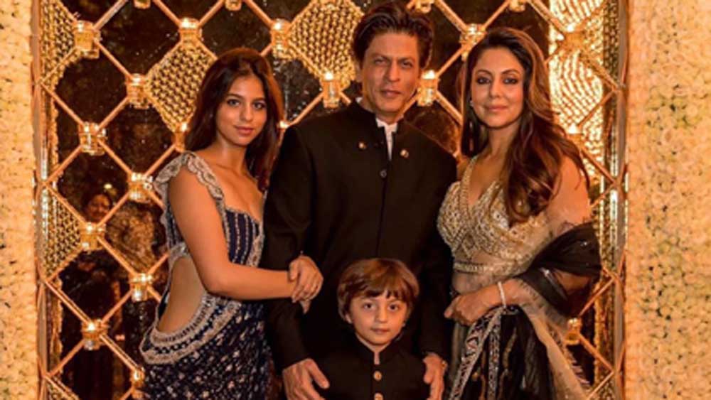 ভোগ ম্যাগাজিনের সৌজন্যে সম্প্রতি মন্নত-এর অন্দরমহলের একটা ঝলক প্রকাশ্যে এসেছে। ‘ভোগ’ গৌরী খানের সঙ্গে মন্নতেই ফোটোশুট করেছিল।