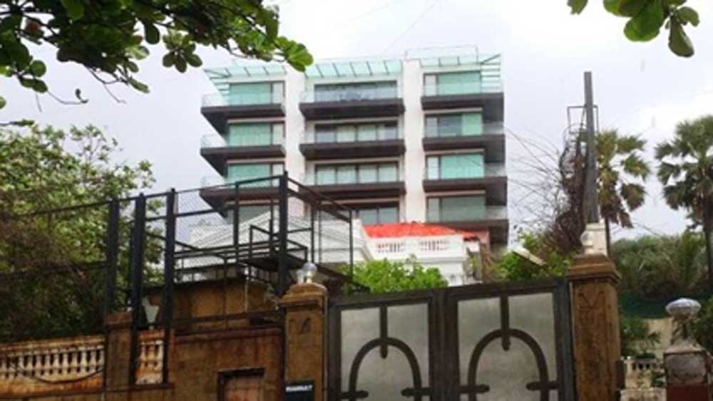 শাহরুখ খানের জীবনযাত্রা যে কতটা রাজকীয়, তার আঁচ সেই ফোটোশুট থেকেই জানা গিয়েছে। তবে, শাহরুখের তো আর একটা প্রাসাদ নয়। দুবাইয়ের পাম জুমেইরাহ-তেও একটা রয়েছে।