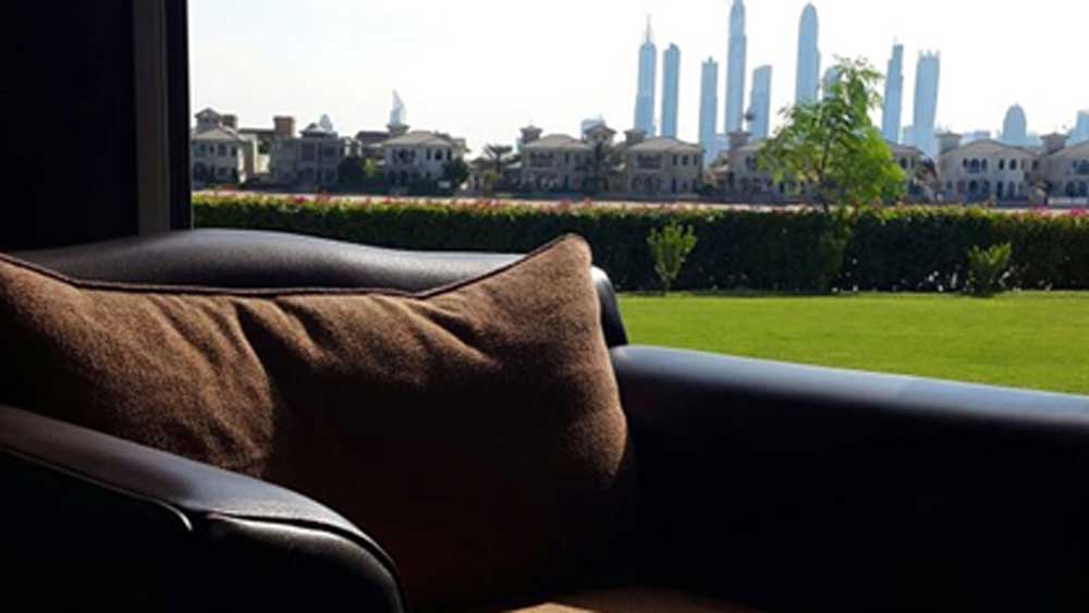 ‘মন্নত’-এর সঙ্গে মিল রেখেই এই বাড়ির নাম দিয়েছেন ‘জন্নত’। ২০০৭-এর সেপ্টেম্বরে এই ‘ভিলা’ শাহরুখকে উপহার হিসাবে দিয়েছিলেন দুবাইয়ের এক ব্যবসায়ী নাখীল।