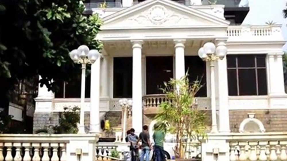 দোতলা এই ভিলা প্রায় ১৪ হাজার বর্গ ফুটজোড়া। তার মধ্যে সাড়ে আট হাজার বর্গ ফুট এলাকা জুড়ে রয়েছে বিলাসবহুল বাড়ি।