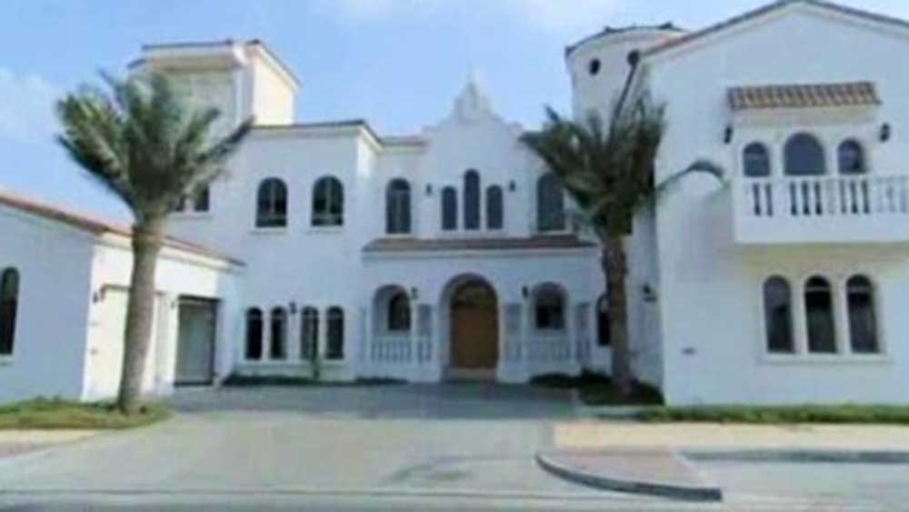 এই ১৪ হাজার বর্গফুট এলাকায় বাইরের কারও প্রবেশ একেবারেই নিষিদ্ধ। কড়া নিরাপত্তায় মোড়া দিবারাত্রি। এই ভিলার আনুমানিক দাম ১৮ কোটি টাকা।