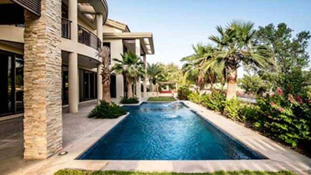 এই খান-ভিলায় ৬টা বেডরুম রয়েছে। দুটো রিমোট কন্ট্রোলড গ্যারাজ, নিজস্ব সুইমিং পুল তো রয়েছেই, এ ছাড়াও রয়েছে ব্যক্তিগত সমুদ্রসৈকতও। তার রাজকীয়তার ছাপ এতটাই যে, ভিলা না বলে একে প্রাসাদ বলাই শ্রেয়।