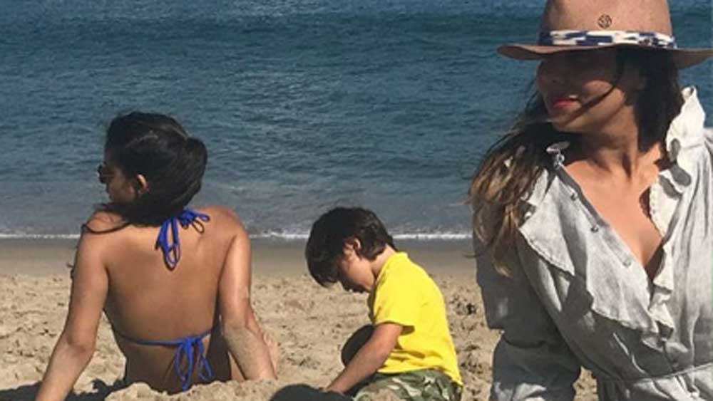 সেই সমুদ্রসৈকতে মাছ ধরা এবং নানা বিনোদনের সুবিধা রয়েছে। এই প্রাসাদ থেকে দুবাই স্কাইলাইনও পরিষ্কার ভাবে দেখা যায়।