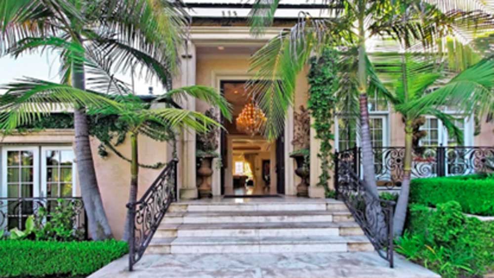 ভিলার কোন অংশটা শাহরুখ-গৌরীর সবচেয়ে পছন্দের? এক সাক্ষাত্কারে গৌরী জানান, বৈঠকখানার একটা সোফা। সেই সোফায় বসে চায়ের কাপ হাতে বাইরের বাগান আর সমুদ্রের দিকে তাকিয়ে ঘণ্টার পর ঘণ্টা তাঁরা কাটিয়ে দেন।