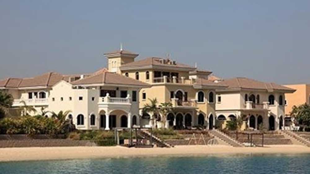 তিন সন্তানের পছন্দের অংশ কোনটা? ওই সাক্ষাৎকারেই গৌরী খান জানিয়েছিলেন, তিন সন্তানের আলাদা আলাদা পছন্দের কথা। আরিয়ান ঘরে বসে ভিডিয়ো গেম খেলতে পছন্দ করে। তাই তার ঘরের দেওয়ালে বড় টিভি লাগানো হয়েছে। বেশির ভাগ সময় সে ঘরেই থাকে।