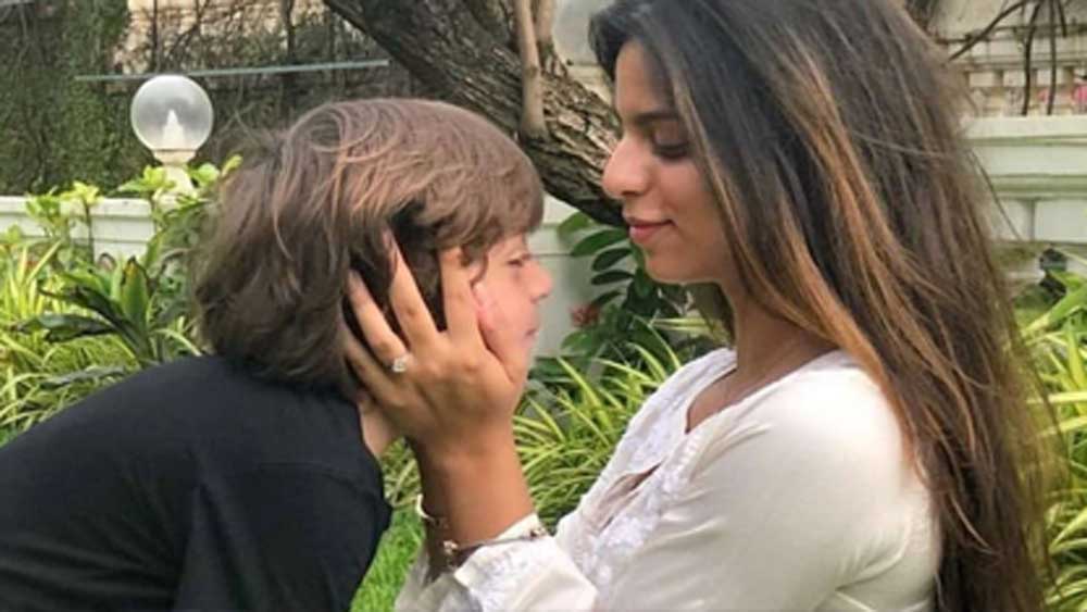 সুহানা আবার আউটডোর-গার্ল। সারা ক্ষণ বিচে থাকতেই পছন্দ করে। যখনই তাঁরা সপরিবারে দুবাইয়ের ‘জন্নত’-এ গিয়ে ওঠেন, নিজের ঘরে প্রায় থাকেই না সুহানা। ছোট ছেলে আব্রামও তাই। খুব ছোট তাই বিচেই খেলা করে বেড়ায় সারা ক্ষণ।