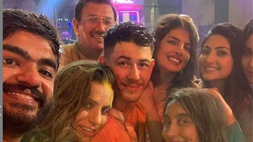 মুম্বইয়ের বাড়িতে এই পার্টির আয়োজন করা হয়েছিল। প্রিয়ঙ্কা চোপড়া, ক্যাটরিনা কইফ, ভিকি কৌশল থেকে রাজকুমার রাও, জ্যাকলিন ফার্নান্ডেজ, বলতে গেলে গোটা বলিউডই হাজির হয়েছিল এক ছাদের তলায়।