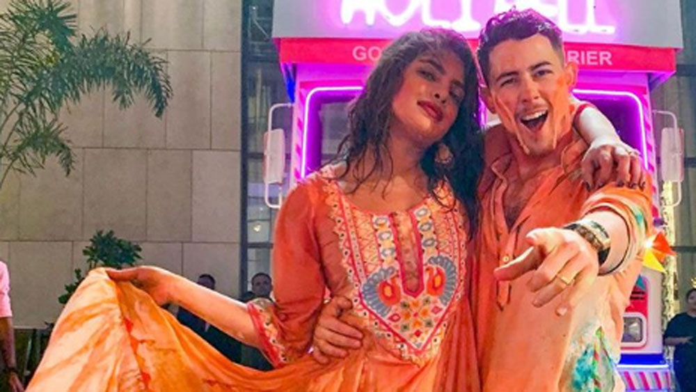 হোলি পালন করতে দ্বিতীয় বাড়িতে হাজির হয়েছিলেন গায়ক-অভিনেতা নিক জোনাসও। প্রিয়ঙ্কা চোপড়ার সঙ্গে এই প্রথম হোলিতে মাতলেন তিনি। ক্যাটরিনা কইফ এবং ভিকি কৌশলের সঙ্গে প্রচুর ছবি আর ভিডিয়োও শেয়ার করেছেন হোলির।