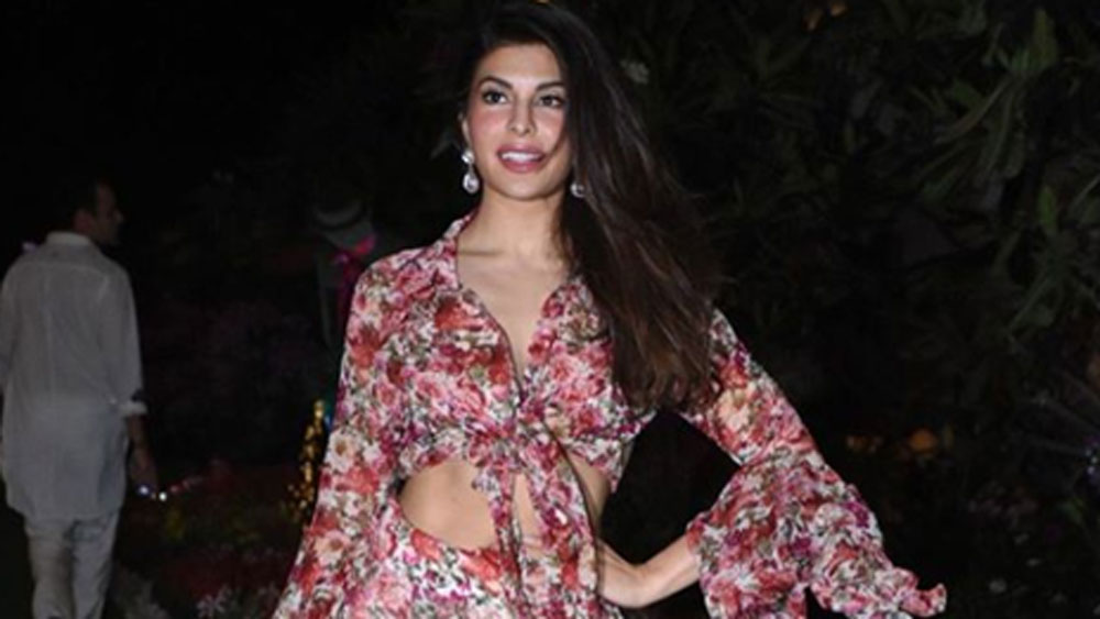 ফ্লোরাল প্রিন্টের লেহেঙ্গা পরে পার্টি এসেছিলেন জ্যাকলিন। তবে খুব বেশি সময় থাকেননি তিনি। আরও রঙিন হয়ে কিছুক্ষণ পরই পার্টি থেকে বেরিয়ে গিয়েছিলেন তিনি।