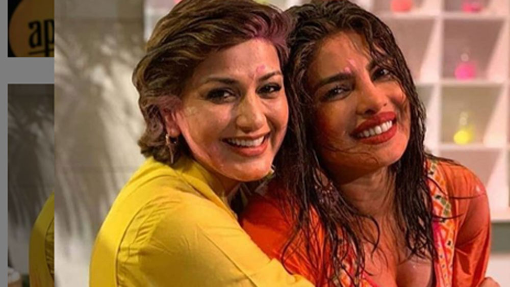 নামের সঙ্গে মানানসই পোশাক পরে এসেছিলেন সোনালি বেন্দ্রে। সোনালি রঙের লেহঙ্গা। আর তার উপর রংবেরঙের আবিরের ছোঁয়া। সবটা মিলিয়ে অসাধারণ লাগছিল তাঁকে।