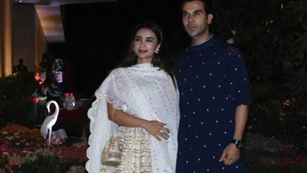 ২০১০ সাল থেকে অভিনেত্রী পত্রলেখা পালের সঙ্গে সম্পর্কে রয়েছেন রাজকুমার রাও। ঈশা অম্বানীর প্রি-হোলি পার্টিতে নিজের পার্টনারকে নিয়েই হাজির হয়েছিলেন রাজকুমার রাও। রাজকুমার পরেছিলেন নীল রঙের কুর্তা আর পত্রলেখা সাদা লেহঙ্গা।