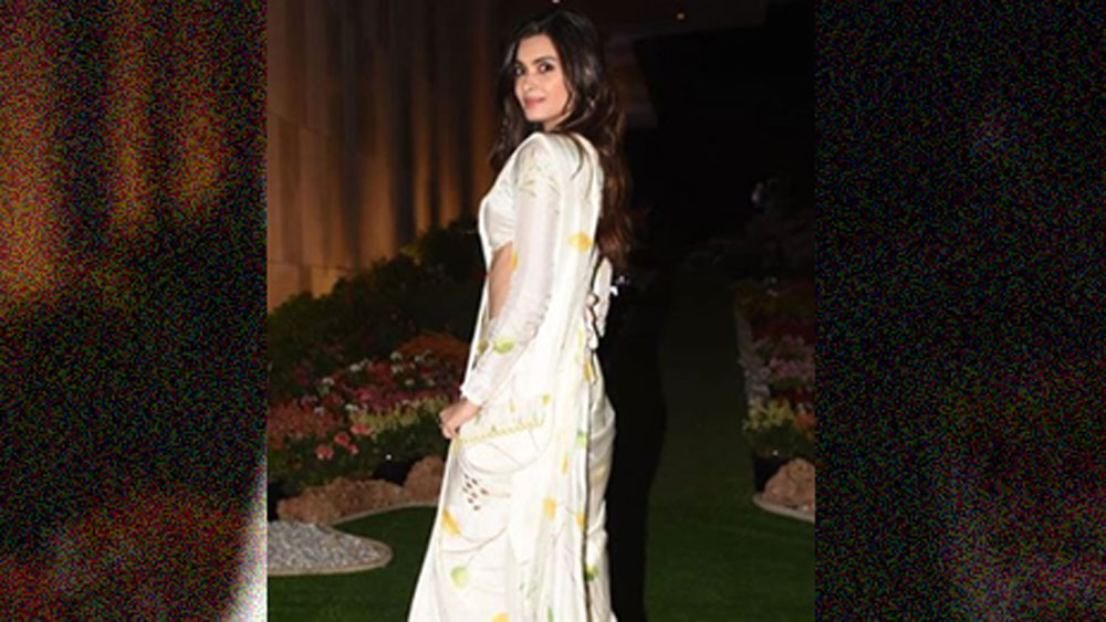 ২০১২ সালে রোম্যান্টিক কমেডি ফিল্ম ককটেল-এ ডেবিউ করেন দিয়ানা পেন্টি। অভিনেত্রী হওয়ার পাশাপাশি তিনি একজন মডেলও। ইশা অম্বানীর প্রি-হোলি পার্টিতে আমন্ত্রিত অতিথিদের তালিকায় তাঁর নামও ছিল। সাদা রঙের শাড়ি আর সঙ্গে ফুলহাতা ব্লাউজ পরে এসেছিলেন তিনি।