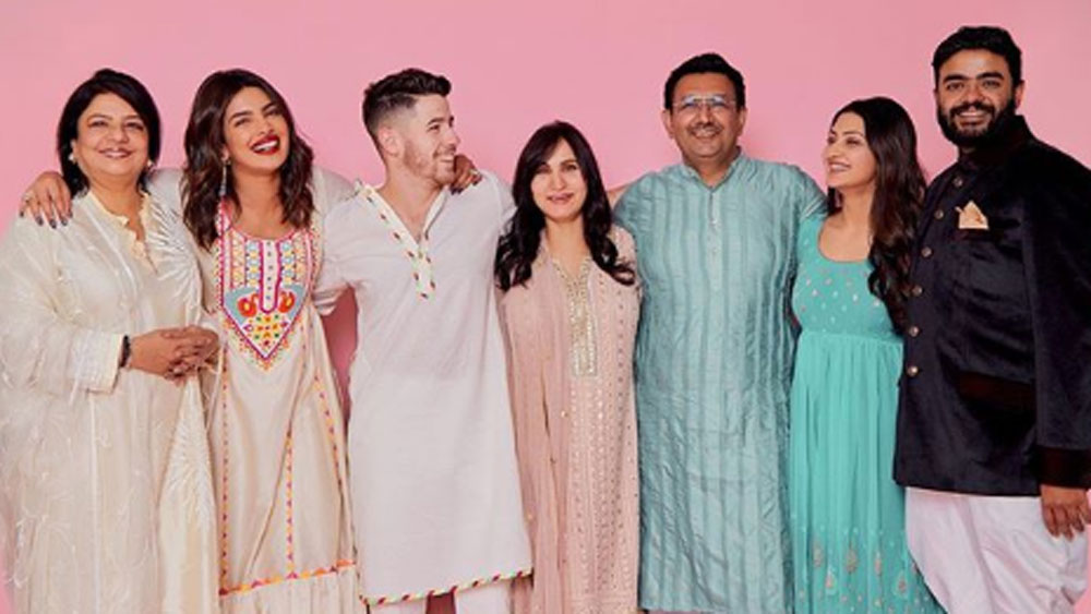 অভিনেত্রী নীলম উপাধ্যায়ের সঙ্গে এই পার্টিতে হাজির ছিলেন সিদ্ধার্থ চোপড়া। প্রিয়ঙ্কা চোপড়ার ভাই সিদ্ধার্থ চোপড়া। অভিনেত্রী নীলম উপাধ্যায়ের সঙ্গে পার্টিতে আসা নিয়ে জল্পনা শুরু হয়েছে তাঁদের সম্পর্ক নিয়েও। এমনকি, প্রিয়ঙ্কা চোপড়া পারিবারিক হোলি ছবিতেও নীলমকে দেখা গিয়েছে।