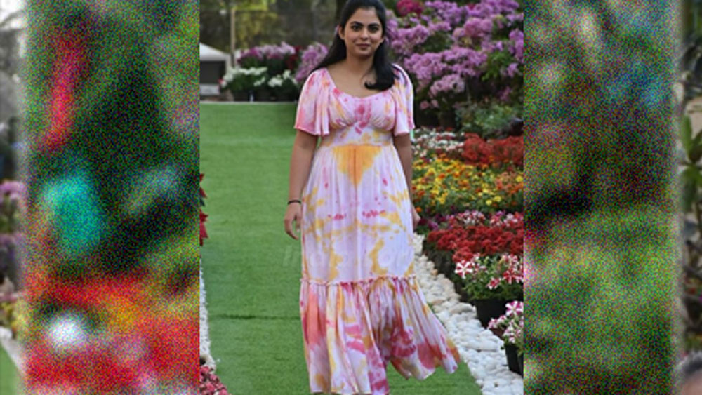 পার্টি পরিচালনায় দায়িত্বে ছিলেন অম্বানী-কন্যা ঈশা। পুরো পার্টিটা সংগঠিত করা এবং তার উপর এতগুলো সেলেবের দেখাশোনা করা, খুবই ঝক্কির কাজ। সেই কাজ খুব সুষ্ঠুভাবেই সামলেছেন ঈশা। সাদার উপর গোলাপি আর কমলা প্রিন্টের গাউন পরেছিলেন তিনি।